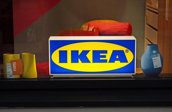 Karácsony előtt az IKEA különleges ajánlattal kedveskedik a családoknak: mindössze 10 forintért lehet megvásárolni a gyerekmenüt! Ez az akció nem csupán pénztárcabarát, de remek alkalom is arra, hogy a kicsik élvezzék a finom falatokat az ünnepi készülődé