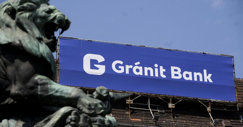 A Gránit Bank tőzsdei bevezetése új lehetőségeket kínál a befektetők számára, hiszen mostantól bárki csatlakozhat Tiborcz István tulajdonostársai közé. Az esemény izgalmas lehetőségeket rejt magában a pénzügyi piacon, ahol a részvények vásárlása révén a n