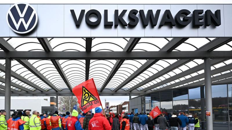 Volkswagen-sztrájk: Vezetési és szakszervezeti patthelyzet - Tízezrek megélhetése forog kockán - Világgazdaság

A Volkswagen gyárában kialakult sztrájkhelyzet egyre élesebb kontúrokat ölt, mivel a vállalat vezetése és a szakszervezetek között feszültség t