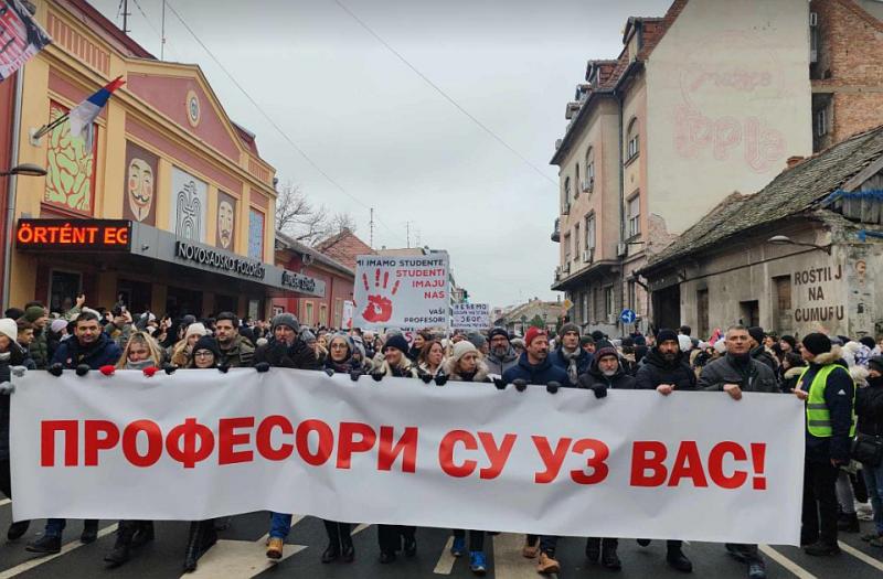 Újvidéken 4000 elkötelezett tanár dolgozik, akik nap mint nap 400 különböző lépést tesznek meg a tudás és a fejlődés érdekében. E sokszínű közösség célja, hogy inspirálja a diákokat, és támogassa őket az életre szóló tanulásban. Az oktatás nem csupán egy 