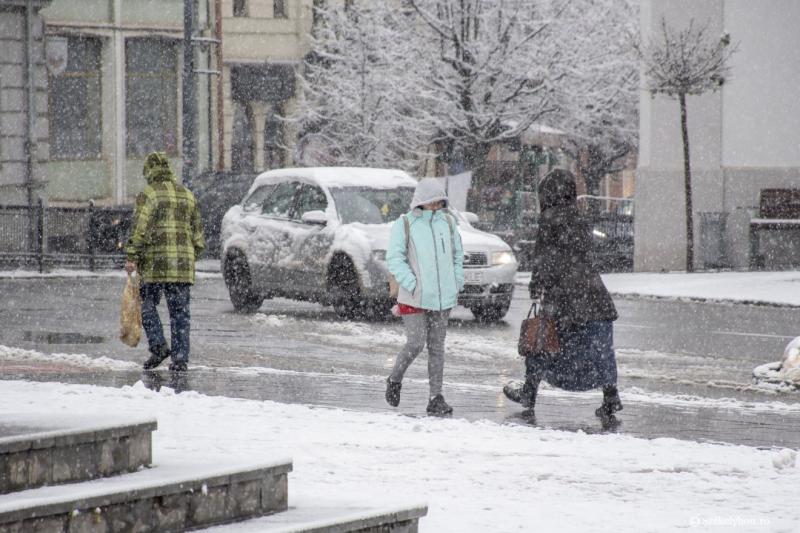 Több mint tízezer háztartás maradt áram nélkül, noha a hatóságok állítása szerint 