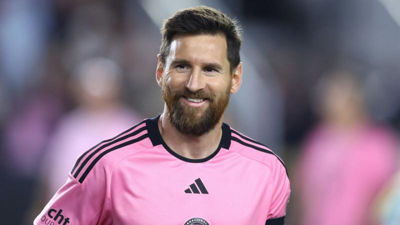 Lionel Messi lelkesen osztotta meg gondolatait a Barcelonáról, kifejezve mély érzelmeit és emlékeit a klub iránt. Hansi Flick, a német labdarúgás elismert szakembere, gyorsan reagált Messi szavainak súlyára, reflektálva a spanyol csapat örökségére és jele