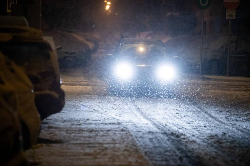 Megérkezett a hó Budapest szívébe, és ezzel együtt a tömegközlekedés is akadozni kezdett. A város utcasarkain fehér takaró borítja a tájat, de a járatok késlekedése miatt sokan rekedtek a megállókban.