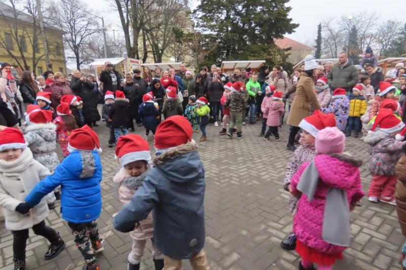 A karácsonyi kisvonatot idén tűzoltóautóra és traktorra váltották, így a gyerekek izgalmas új élményekkel gazdagodhatnak. A színes és vidám járművek között a kicsik felfedezhetik a tűzoltóság izgalmas világát, illetve a mezőgazdaságot is, mindezt különleg