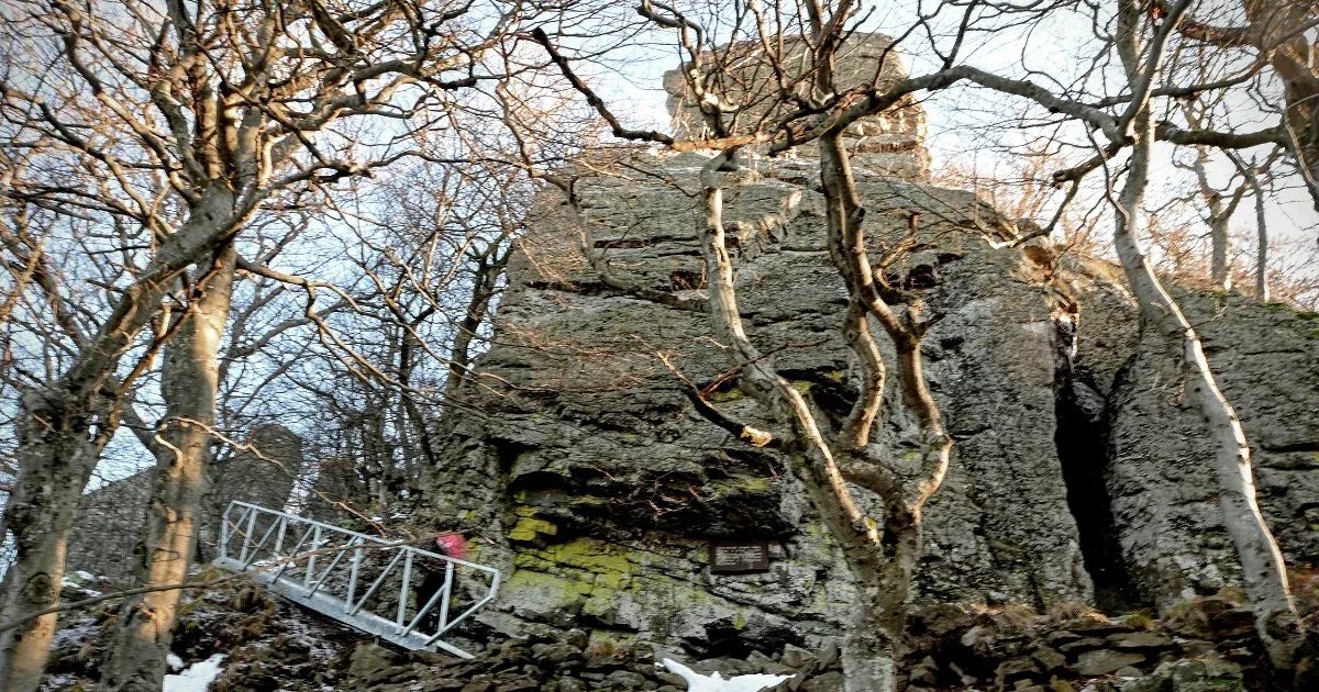 Az első magyar turistaút a szlovákiai Kínai Fal impozáns romjai mentén haladva a Pokol kapujához vezet. 