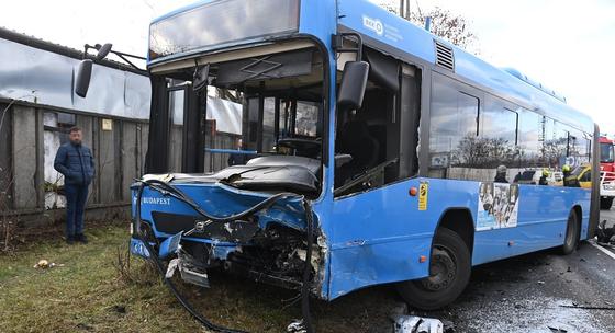 Kőbányán frontális ütközés történt egy autó és egy BKK-busz között – íme néhány fotó az eseményről.