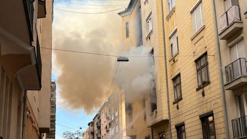 Megrázó pillanatok Budapesten: a robbanás helyszínén a tűzoltók még mindig jelentős erőkkel próbálják helyreállítani a rendet - Ripost.