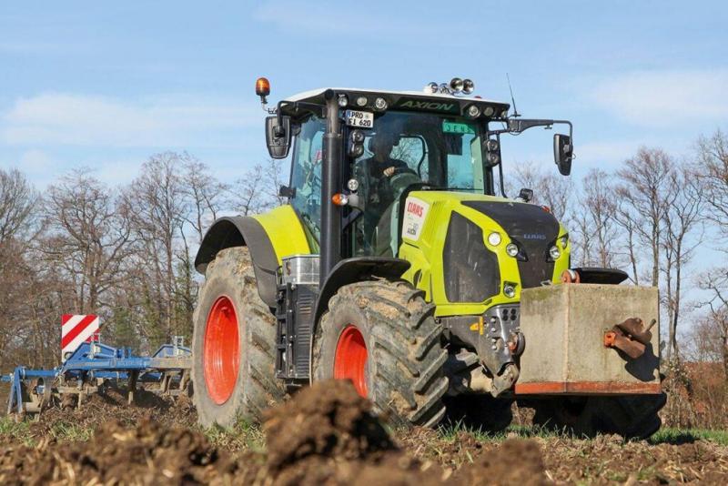 Fedezd fel a Claas Axion 810 Cmatic traktort, amely felülmúlja az előző generációt! Az Agrotrend bemutatja ezt a kivételes gépet, amely új szintre emeli a mezőgazdasági teljesítményt és hatékonyságot. Az innovatív technológiák és a kifinomult dizájn kombi