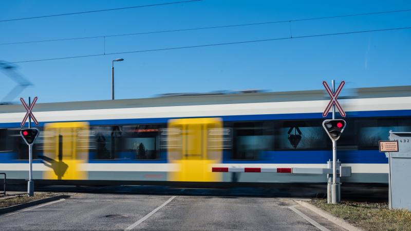 Újabb szomorú esemény történt Tatabányán: egy fiatal lány életét vesztette, miután vonat elé lépett.