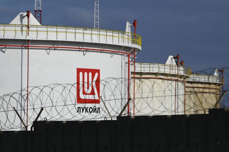A Lukoil nyeresége a felére csökkent, de még így is olyan profitot könyvelhet el, amelyet sokan irigyelnének.
