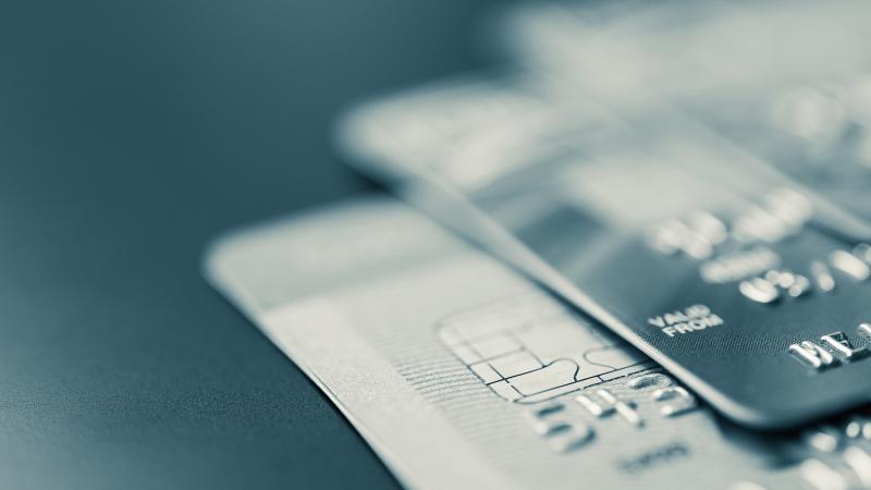 Egy újabb pénzintézet vezeti be az egyszeri használatra szánt kártyákat Magyarországon, amelyek célja az ügyfelek biztonságosabb vásárlásainak elősegítése.