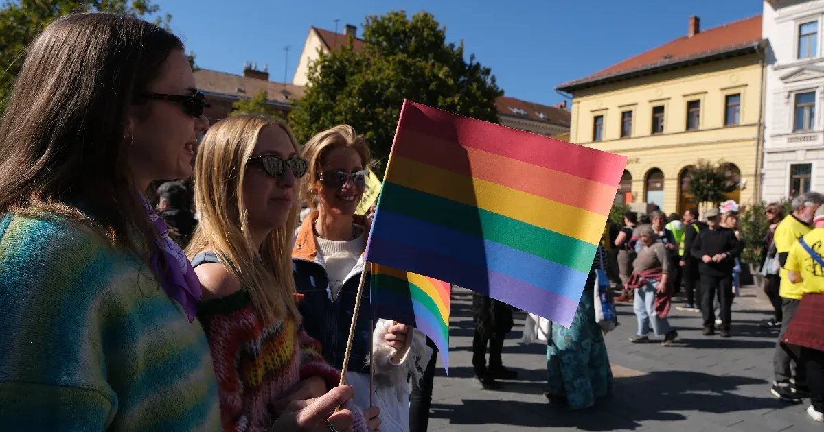 Megkezdődött a betiltott Pécs Pride rendezvénye, immár ötödik alkalommal tartják meg a városban az emberi jogok melletti demonstrációt.