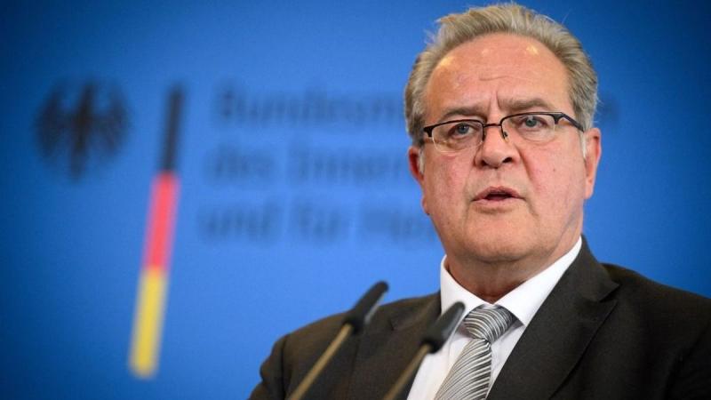 A német szövetségi rendőrfőnök váratlanul leleplezte a politikai háttér egy sötét titkát: 2015-ben a migránsok megállítása elmaradt, mert politikai utasítások álltak a háttérben.
