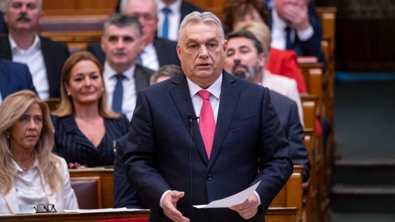 Határozott üzenetet küldött a miniszterelnök Arató Gergelynek, a DK politikai szereplőjének: Önöknek kell szembenézniük a bíróság előtt az álhírekkel kapcsolatos botránnyal.