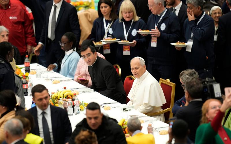 A pápa a szegények világnapján különleges ebédet tartott, ahol a nélkülözőkkel osztotta meg az ételt.