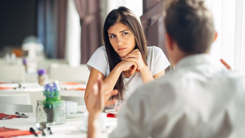 5 testbeszédjel, ami azonnal hiteltelenné teszi a szavaidat és lebuktat
A kommunikáció során nem csupán a szavaink számítanak; testbeszédünk is kulcsszerepet játszik abban, hogy mások hogyan értelmezik mondandónkat. Íme öt testbeszédjel, amelyek könnyen