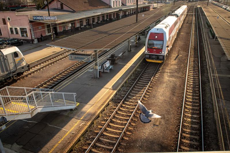 A vasúti közlekedés biztonságának fokozása érdekében a rendőrség rendszeres ellenőrzéseket végzett a vonatokon.